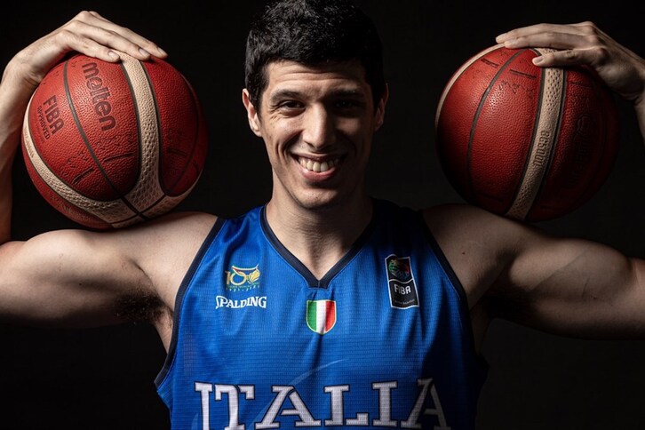 Fontecchio, con la elástica de la selección italiana. (FIBA)