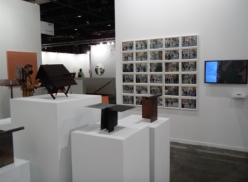 Esculturas de Juan Luis Moraza y al fondo fotografías de Maider López en la galería Espacio Mónimo. (Jaime IGLESIAS)