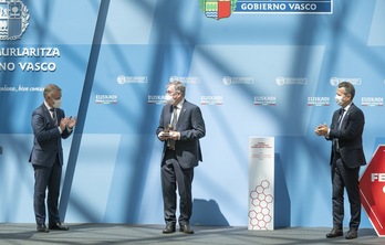 Fernando Cossío ha recibido el galardón de manos del lehendakari Iñigo Urkullu, es viernes, en Gasteiz. (Mikel Arrazola | IREKIA)