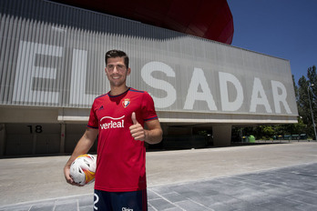 Areso posa ya como rojillo en los exteriores del estadio de El Sadar. (OSASUNA)