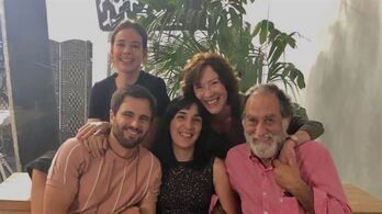 La cineasta Alauda Ruiz de Azua rodeada del reparto de 'Cinco lobitos'. (Encanta Films)