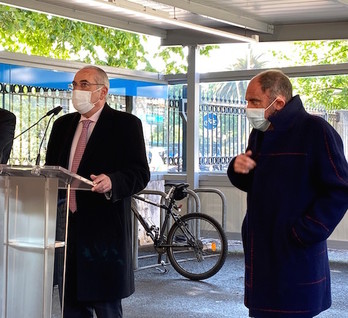 El consejero Iñaki Arriola y el director general de ETS, Ernesto Martínez de Cabredo. (IREKIA)
