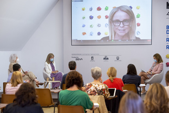 Rodríguez pantailan eta Arriola, Gómez eta Muriana mahai-inguruan, EHUko Udako Ikastaroetan. (Iñigo URIZ/FOKU)