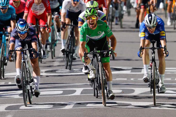 Mark Cavendish ha pasado la línea por delante de su lanzador Michael Morkov. (Thomas SAMSON/AFP)