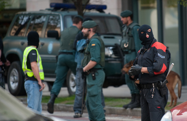 Guardia Civil con la cobertura de la Ertzaintza en la redada de 2010, en Hernani. (Jon URBE | FOKU)