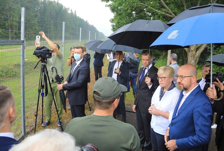 El presidente del Consejo de la UE, Charles Michel, junto a la primera ministra de Lituania, Ingrida Simonyte, visitó el 6 de julio la frontera con Bielorrusia en Padvarionys. (Petras MALUKAS | AFP)