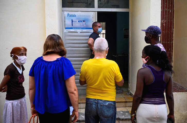 Varias personas esperan su turno en La Habana para vacunarse con Abdala. (YAMIL LAGE / AFP)
