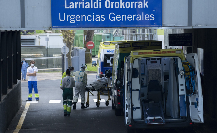 Profesionales sanitarios conducen a un enfermo en las Urgencias del Hospital Donostia. (Gorka RUBIO/FOKU)