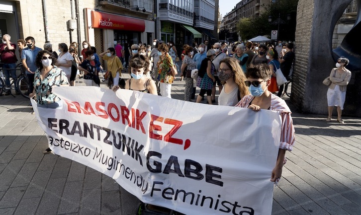 Concentración en Gasteiz para denunciar el crimen machista de Murchante. (Raul BOGAJO/FOKU)