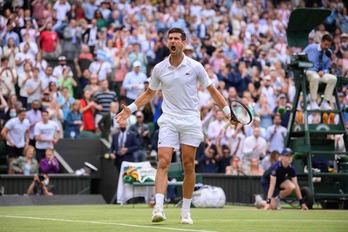 Djokovic celebra con entusiasmo su sufrida victoria. (Ben SOLOMON/AFP)