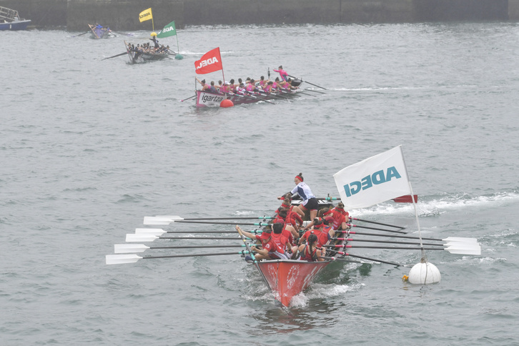 La trainera de Deustu, ganadora hoy en Donostia, durante la regata de Pasaia (Idoia ZABALETA / FOKU)
