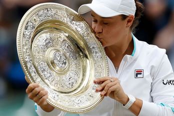 Ashleigh Barty, el plato de Venus de Wimbledon. (Peter NICHOLLS / AFP)