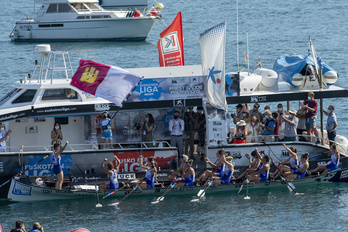 Donostia Arraun Lagunak ha podido celebrar en triunfo en casa (Gorka RUBIO / FOKU)