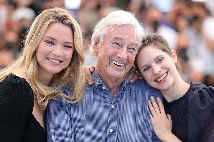 Paul Verhoeven entre Virginie Efira y Dafnhe Patakia. (Valery HACHE / AFP)