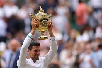 Djokovic alza su sexto trofeo de Wimbledon. (Adrian DENNIS / AFP)