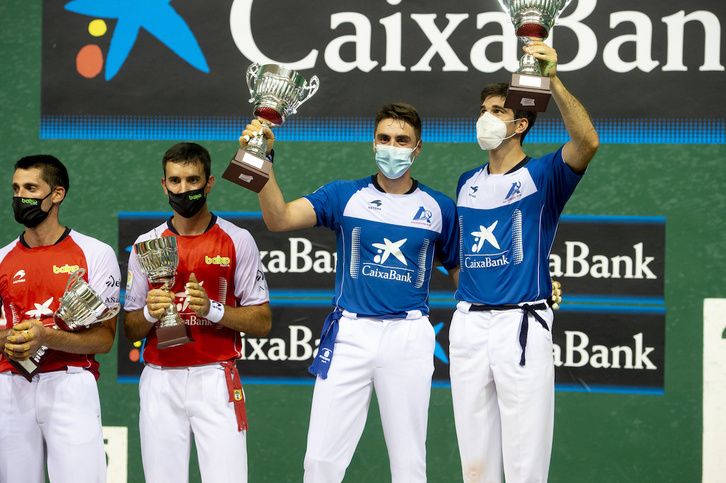 Los campeones levantan los trofeos en la ceremonia final (Iñigo URIZ / FOKU)