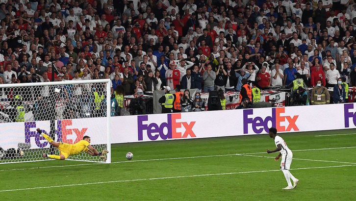 Donnarumma ha detenido el último lanzamiento a Saka. (Facundo ARRIZABALAGA / AFP)