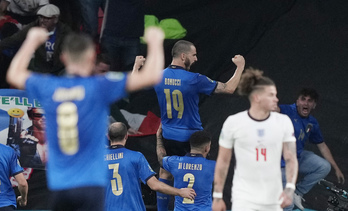 Donnarumma ha detenido el último lanzamiento a Saka. (Facundo ARRIZABALAGA / AFP)