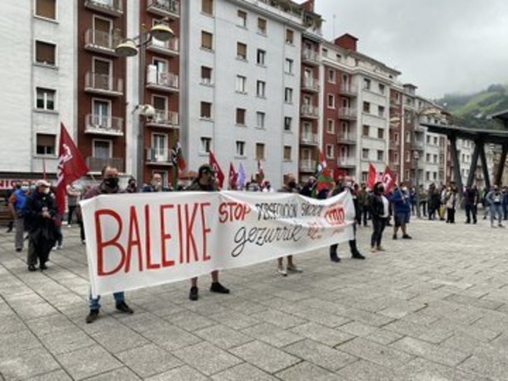 Concentración de CCOO en Eibar para denunciar el acoso a uno de sus delegados. (CCOO)