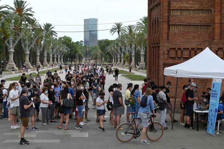 Gente haciendo cola para recibir una dosis de Janssen en un camión de vacunación itinerante en Barcelona el pasado 7 de julio. (Lluís GENÉ | AFP)
