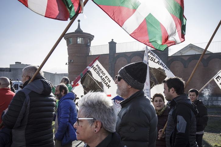 Movilización por la libertad de los presos ante la cárcel de Basauri. (Aritz LOIOLA | FOKU)
