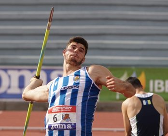 Odei Jainaga, xabalina jaurtitzen. (@REALSOCIEDAD)