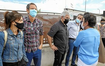 Procesados en el sumario 13/13 conversan con electos de EH Bildu en el exterior de la sede judicial. (J. DANAE / FOKU)