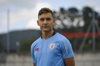 Alex Petxarroman en su primer entrenamiento con el Athletic en Lezama. (Aritz LOIOLA / FOKU)