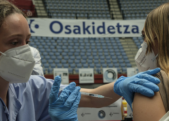 Lakua ha destacado que la respuesta de la población joven a la vacunación está siendo «muy positiva». (Jon URBE/FOKU)