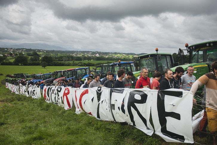125 traktore bildu dira ekainaren 23tik laborariek okupatuak dituzten Arbonako lurretan. Guillaume FAUVEAU