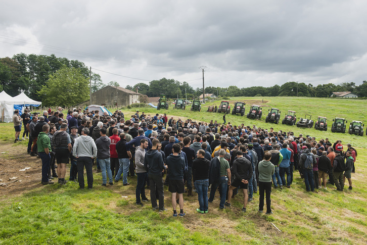 Arbonako lurrak okupatu zituzten laborariek mobilizatzen jarraitzen dute hilabete baten ostean.© Guillaume FAUVEAU
