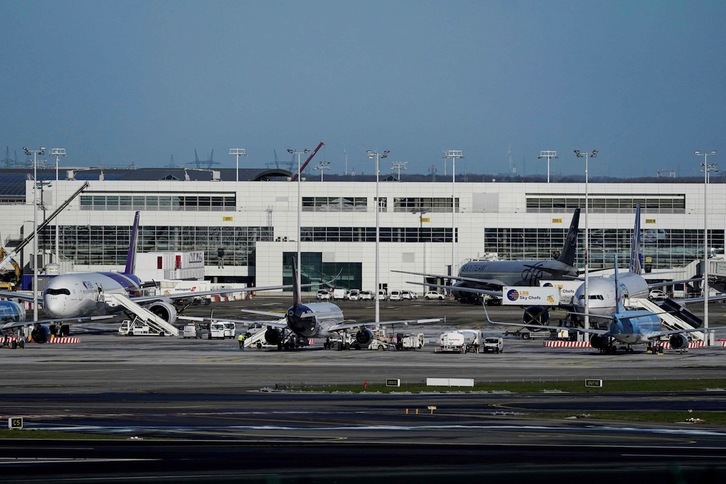 Aviones estacionados en el aeropuerto de Zaventem, en las afueras de Bruselas. (Kenzo TRIBOUILLARD | AFP)