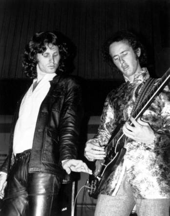 Robby Krieger y Jim Morrison durante una actuación de The Doors. (NAIZ)