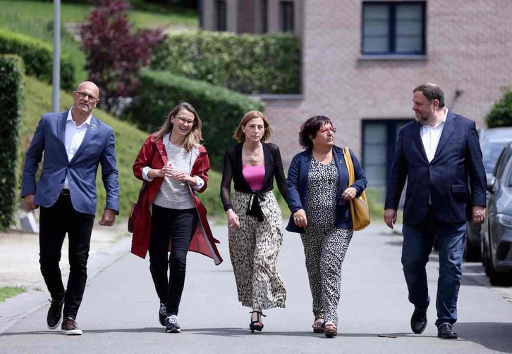 Cuatro de los indultados –Raül Romeva, Carme Forcadell, Dolors Bassa y Oriol Junqueras–, y Meritxell Serret, cuando se reunieron en Bruselas con Puigdemont.