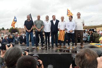 Josep Rull, Raül Romeva, Jordi Cuixart, Oriol Junqueras, Jordi Turull, Jordi Sanchez y Joaquim Forn, tras salir de Lledoners el 23 de junio. (Josep LAGO/AFP)