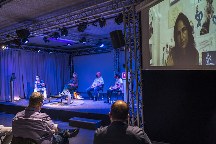 Txema Matanzas, Garbiñe Biurrun y Emilio Olabarria, con Puerto Solar en la pantalla. (Andoni CANELLADA/FOKU)