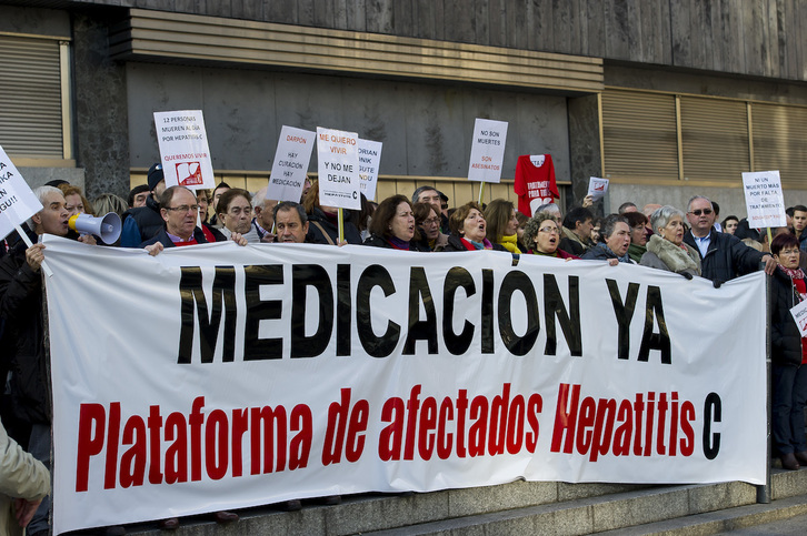 C hepatitisa duten herritarren elkarretaratzea, azken belaunaldiko sendagaiak jasotzeko eskubidearen alde. (Luis JAUREGIALTZO/FOKU)