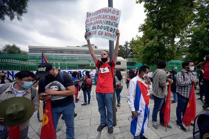 Kubako Gobernuaren aldeko elkarretaratzea Mexikon. (Alfredo ESTRELLA/AFP)