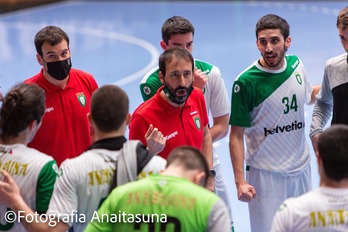 Carlos García, dando instrucciones a uno de los conjuntos que dirigió la pasada campaña. (ANAITASUNA)