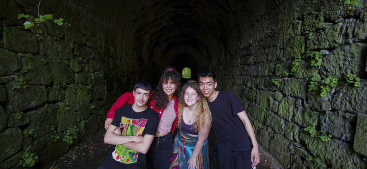 Los protagonistas de ‘Tú no eres especial’ en La Vía Verde del Plazaola, que une Leitza y Lekunberri. (ITZIAR LAKUNZA)