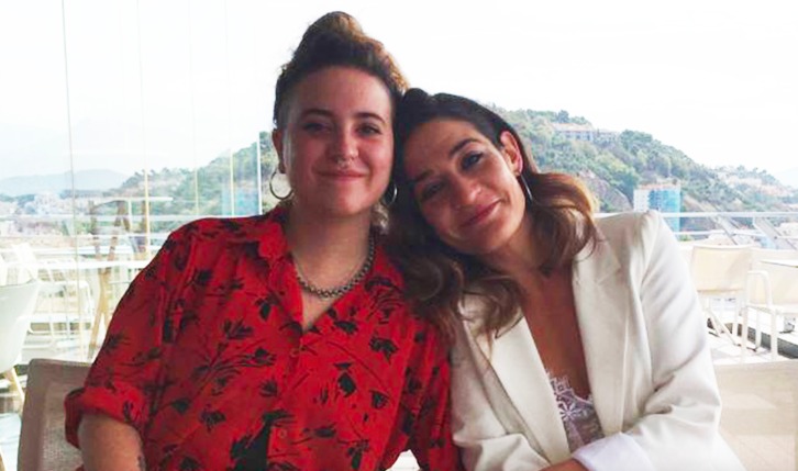 La debutante Julia de Paz Solvas junto a su actriz Tamara Casellas. (NAIZ)