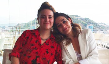 La debutante Julia de Paz Solvas junto a su actriz Tamara Casellas. (NAIZ)