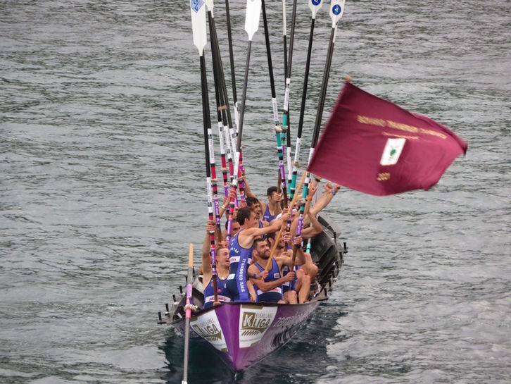 La tripulación de Santurtzi ondea la bandera de campeones de Bizkaia. (ITSASOKO AMA ARRAUN TALDEA)
