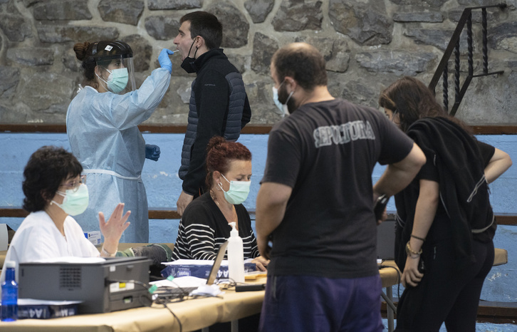 Cribado llevado a cabo este miércoles en Lesaka. (Jagoba MANTEROLA / FOKU)
