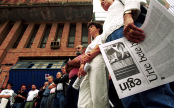 ‘Egin’eko langileak, itxitako Hernaniko erredakzio nagusiaren alboan. (Andoni CANELLADA)