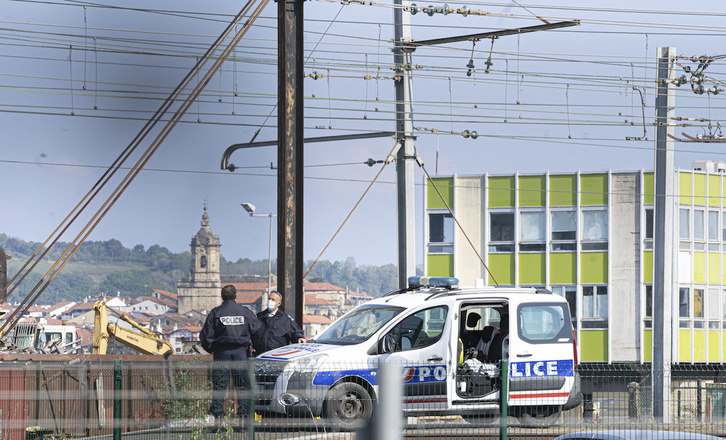 Policías franceses en la muga entre Hendaia e Irun. (Jagoba MANTEROLA / FOKU)