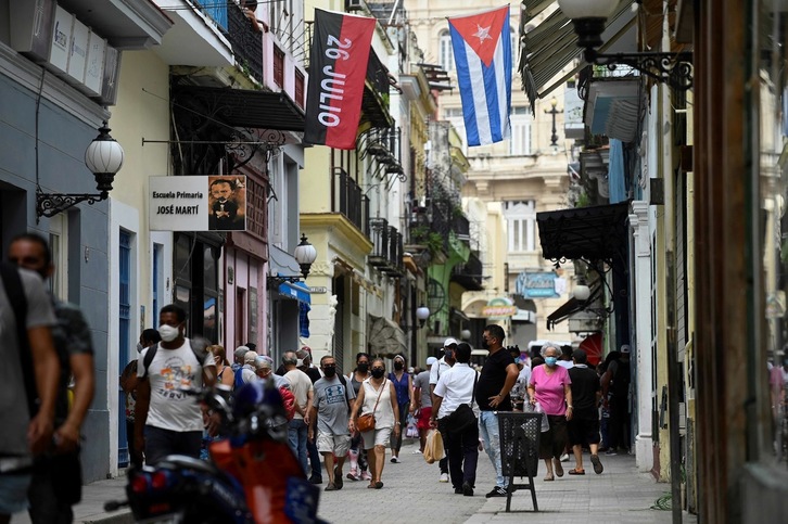 Gente caminando por una calle de La Habana el miércoles 14 de julio. (Yamil LAGE | AFP)
