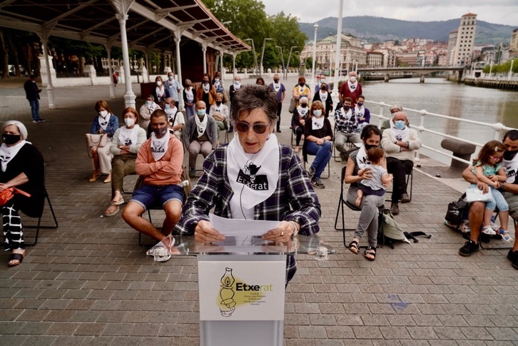 Nekane Basauri en el acto de Etxerat, junto a los otros 31 familiares de presos vascos. (FOKU)