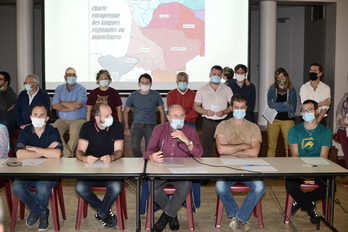 "Tokiko Xarta" sinatu duten herriko etxeetako ordezkariek Itsasun egin dute agerraldi bateratua. Patxi BELTZAIZ