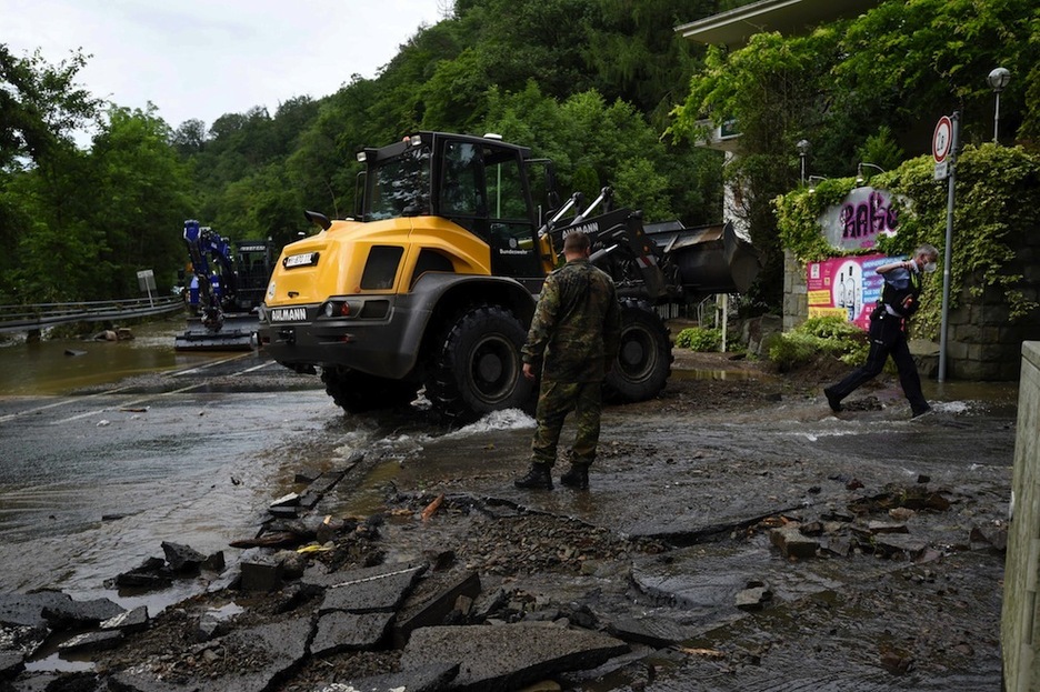 Una excavadora del Ejército retira restos en Hagen-Dahl. (Ina FASSBENDER/AFP)